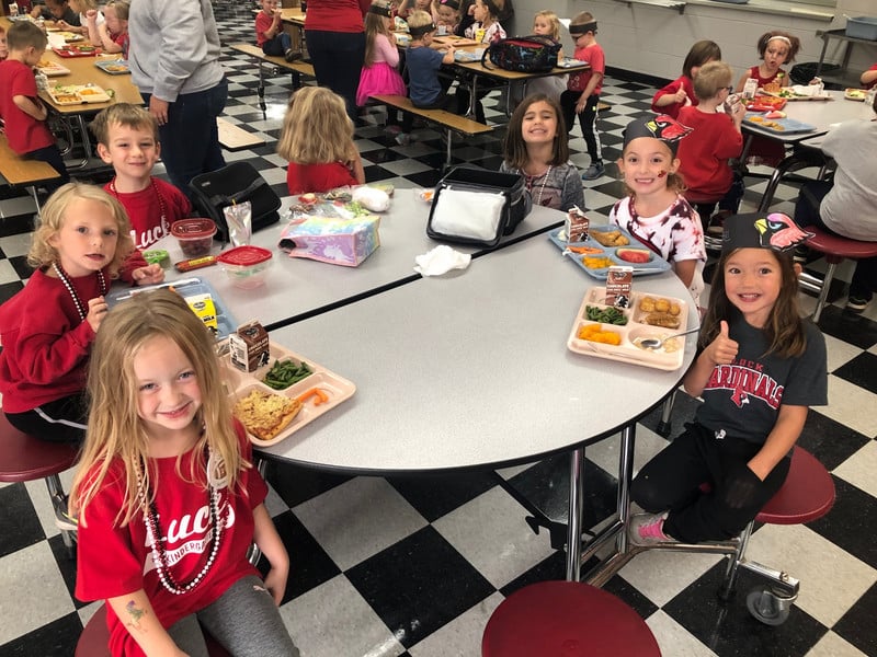 students eating lunch