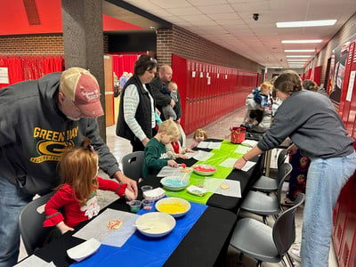 children decorating cookies